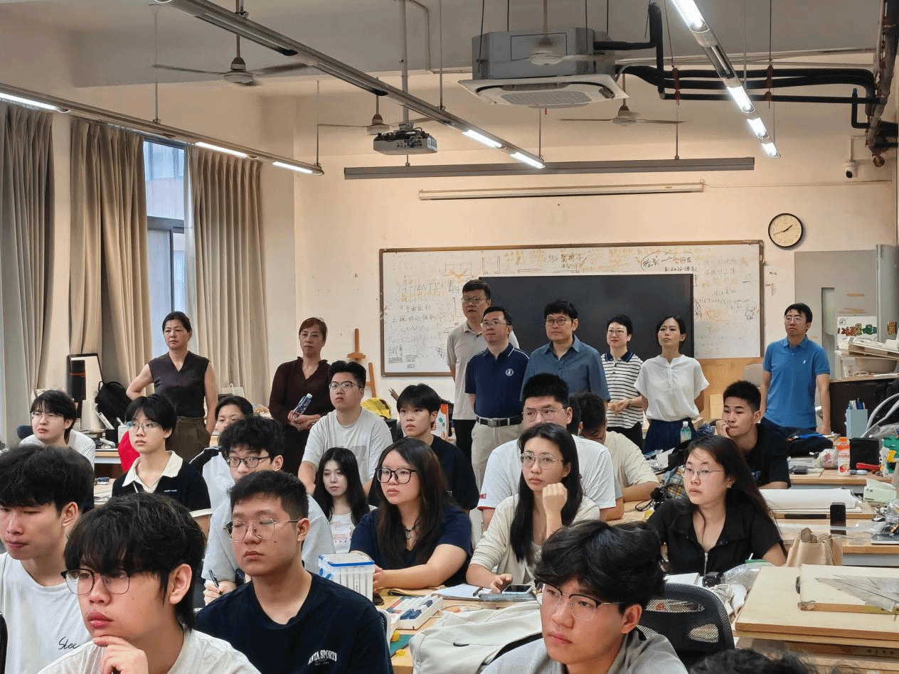 365足球平台官网入口开展新学期首日课堂走访工作